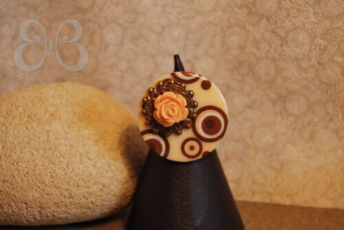 Bague beige et marron à la rose