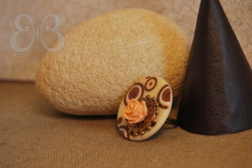 Bague beige et marron à la rose
