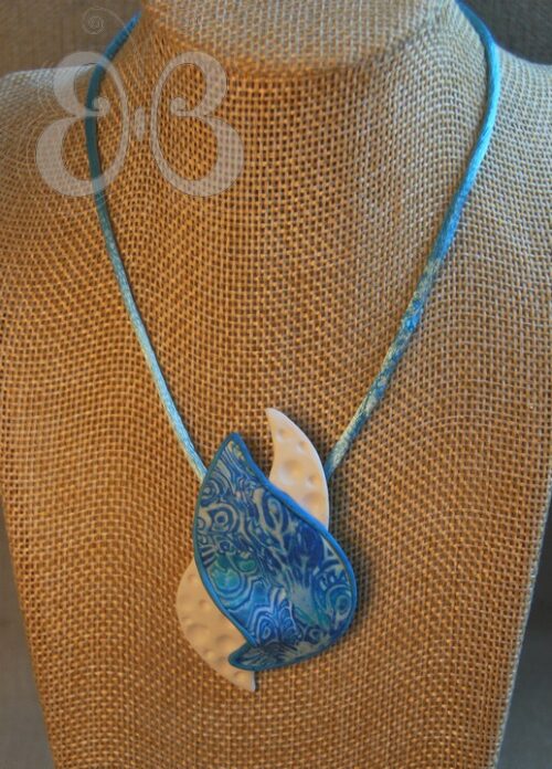 Collier pendentif feuilles mukumé gané bleu