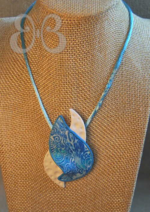 Collier pendentif feuilles mukumé gané bleu