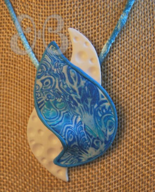 Collier pendentif feuilles mukumé gané bleu