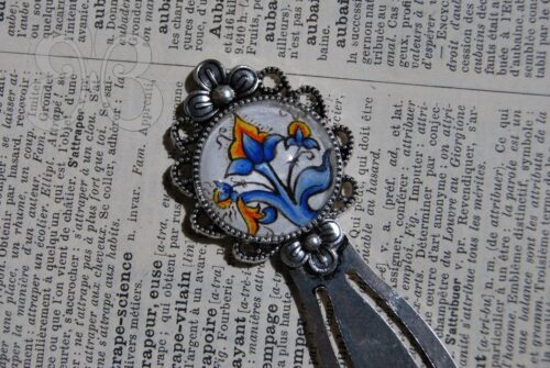 Marque page enluminure"fleur bleue"