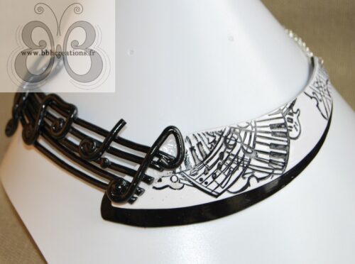 collier plastron en pâte polymère esprit musique