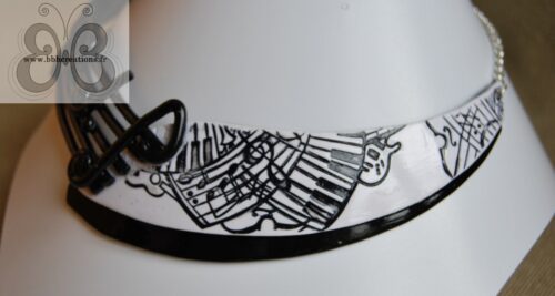 collier plastron en pâte polymère esprit musique