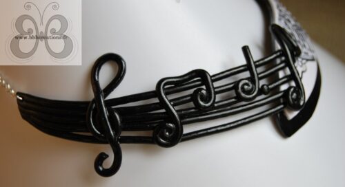 collier plastron en pâte polymère esprit musique