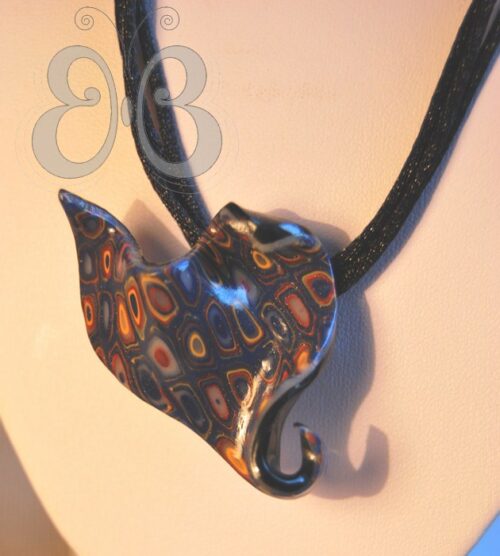 Collier pendentif drapé bleu et jaune