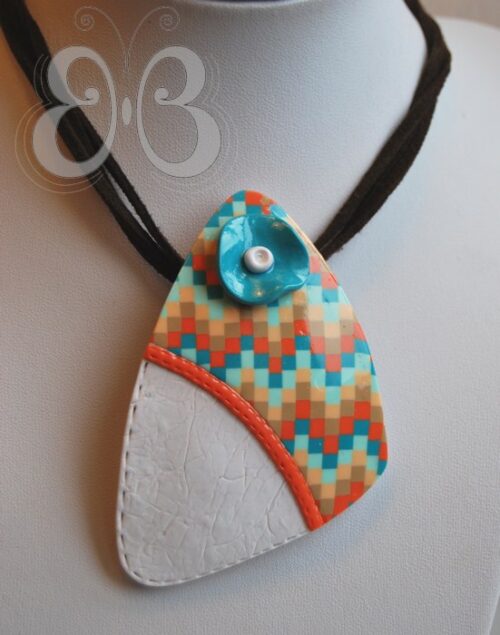 Collier pâte polymère bleu, corail et blanc