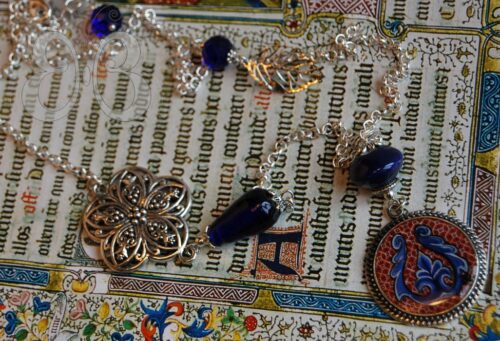 Collier sautoir enluminure feuille d'acanthe bleu et rouge