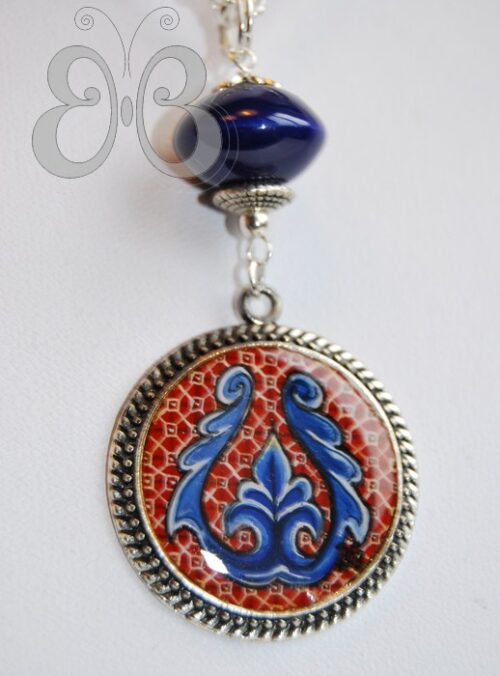 Collier sautoir enluminure feuille d'acanthe bleu et rouge
