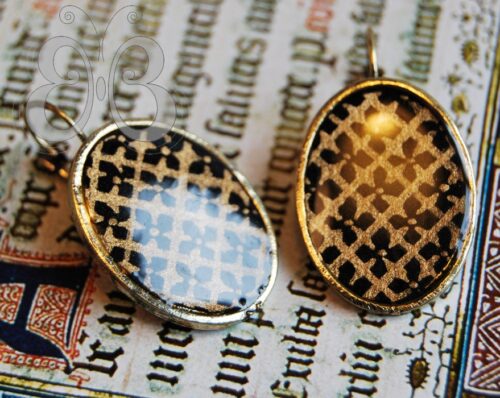 Boucles d'oreilles laiton avec enluminure noir et or
