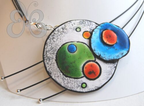 collier ras cou avec médaillon effet céramique en pâte polymère