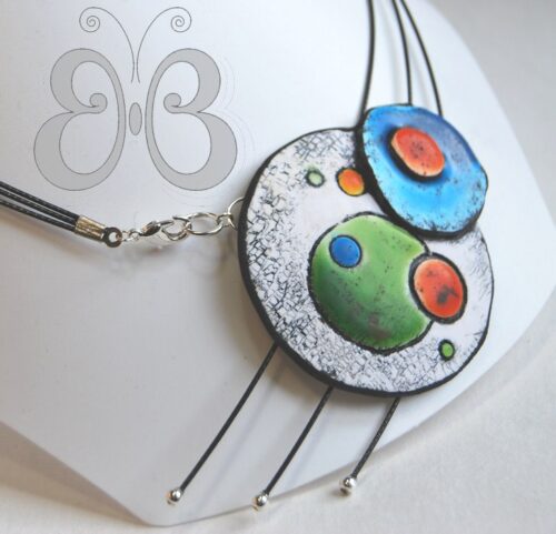 collier ras cou avec médaillon effet céramique en pâte polymère