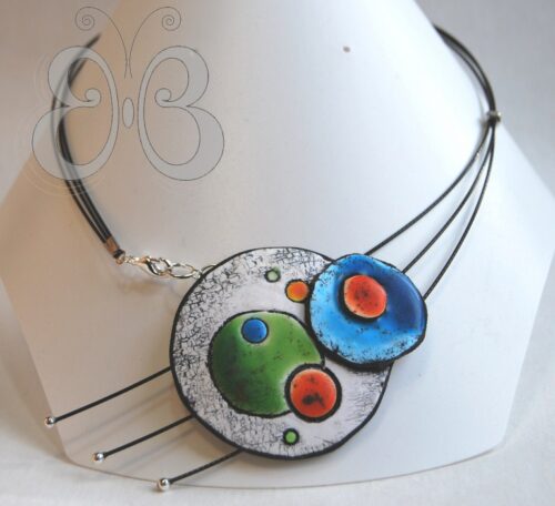collier ras cou avec médaillon effet céramique en pâte polymère