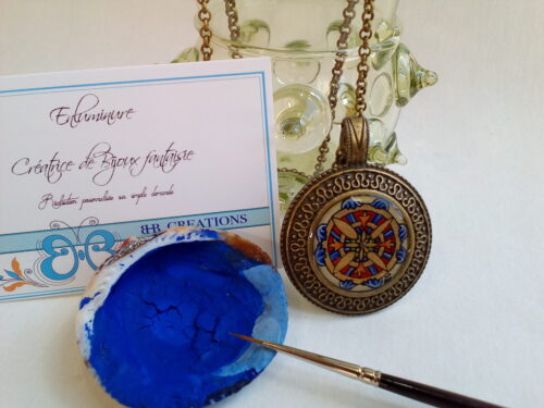 Collier enluminure médaillon de style roman