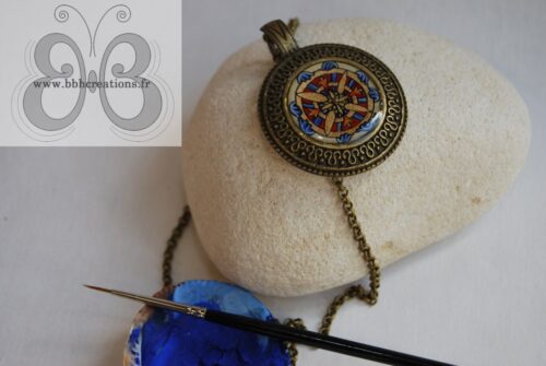 Collier enluminure médaillon de style roman