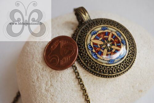 Collier enluminure médaillon de style roman