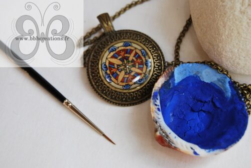 Collier enluminure médaillon de style roman