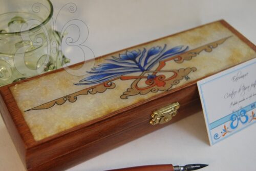 Boite plumier en bois vernis peint d'une fleur de lotus bleu.
