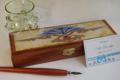 Boite plumier en bois vernis peint d'une fleur de lotus bleu.