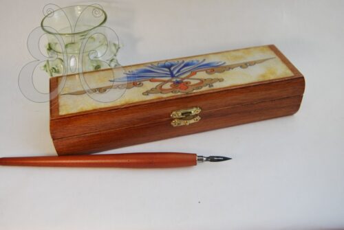 Boite plumier en bois vernis peint d'une fleur de lotus bleu.