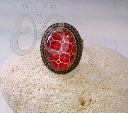 Bague ovale cabochon enluminure rouge avec motif du 13éme S