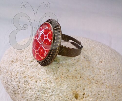Bague ovale cabochon enluminure rouge avec motif du 13éme S
