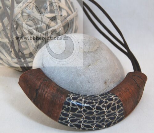 Collier plastron polymère imitation bois et carapace de tortue bleu