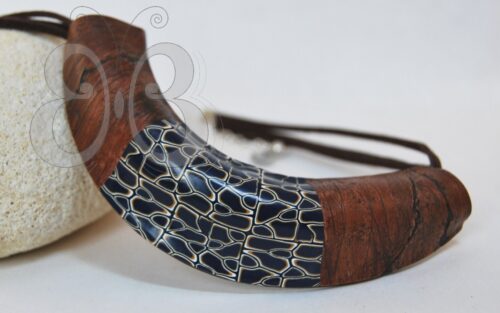 Collier plastron polymère imitation bois et carapace de tortue bleu