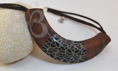 Collier plastron polymère imitation bois et carapace de tortue bleu