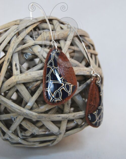 Boucles d'oreilles gouttes en polymère imitation bois et carapace tortue bleu