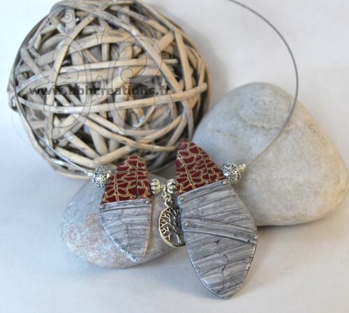 Collier gouttes effet bois gris et carapace de tortue bordeaux en pâte polymère