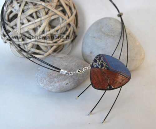 Collier ras cou trois brins avec médaillon effet bois et jean's en pâte polymère.