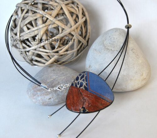 Collier ras cou trois brins avec médaillon effet bois et jean's en pâte polymère.
