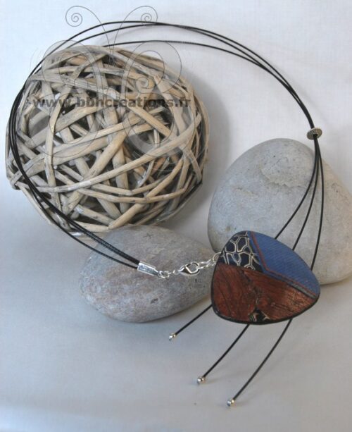 Collier ras cou trois brins avec médaillon effet bois et jean's en pâte polymère.