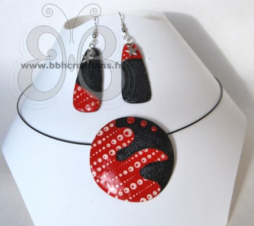 Collier médaillon rouge et noir en pâte polymère avec imitation jean's