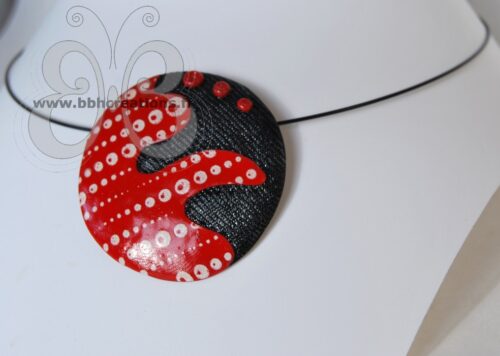 Collier médaillon rouge et noir en pâte polymère avec imitation jean's
