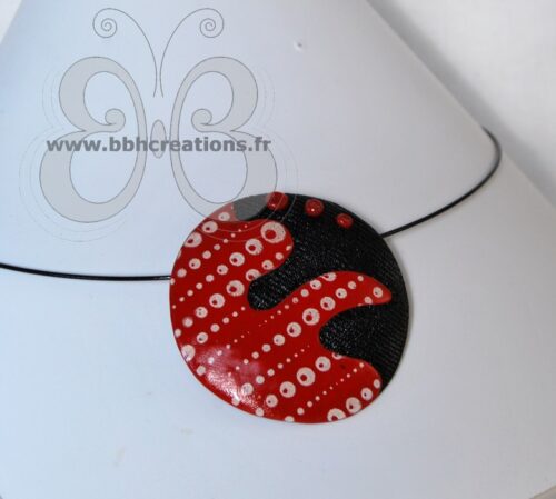 Collier médaillon rouge et noir en pâte polymère avec imitation jean's