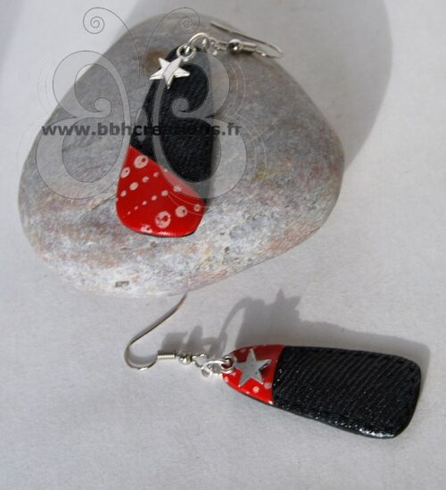 Boucles d'oreilles en polymère avec  effet jean's noir et rouge