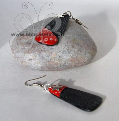 Boucles d'oreilles en polymère avec  effet jean's noir et rouge