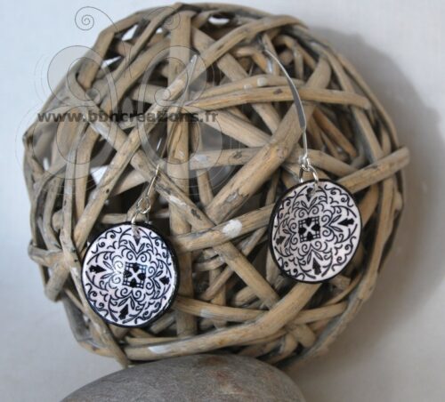 Boucles d'oreilles en pâte polymère arabesque noire et blanche