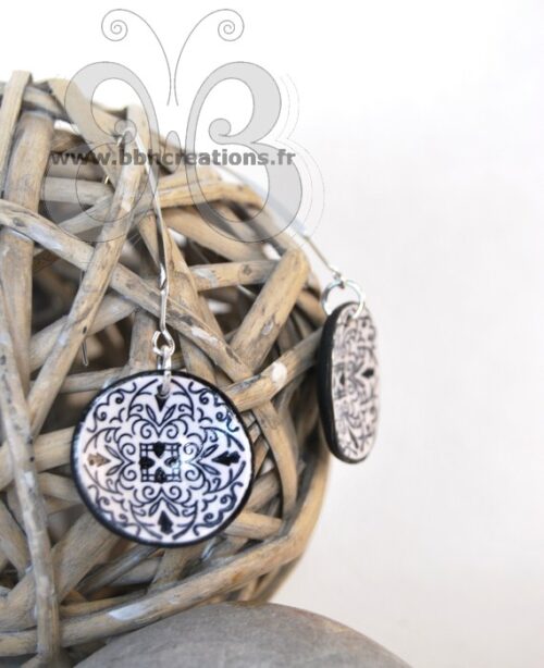 Boucles d'oreilles en pâte polymère arabesque noire et blanche