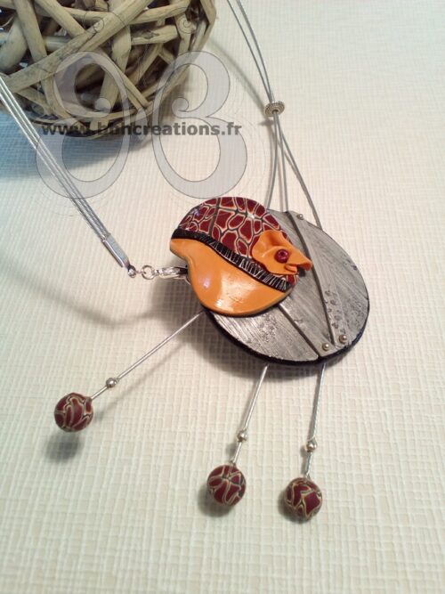 Collier en pâte polymère imitation bois gris et médaillon jaune moutarde et bordeaux