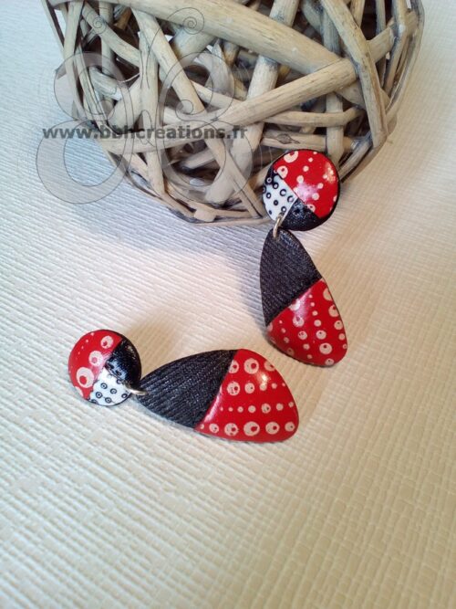 Boucles d'oreilles en polymère avec  effet jean's noir, rouge et blanc