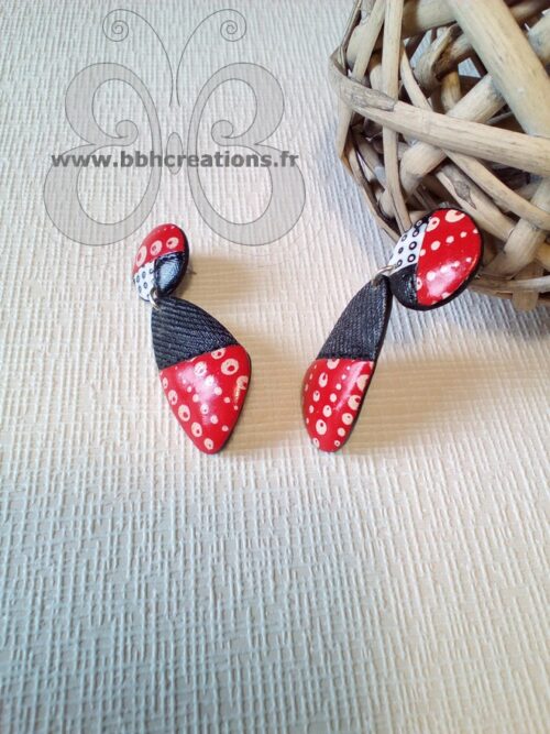 Boucles d'oreilles en polymère avec  effet jean's noir, rouge et blanc