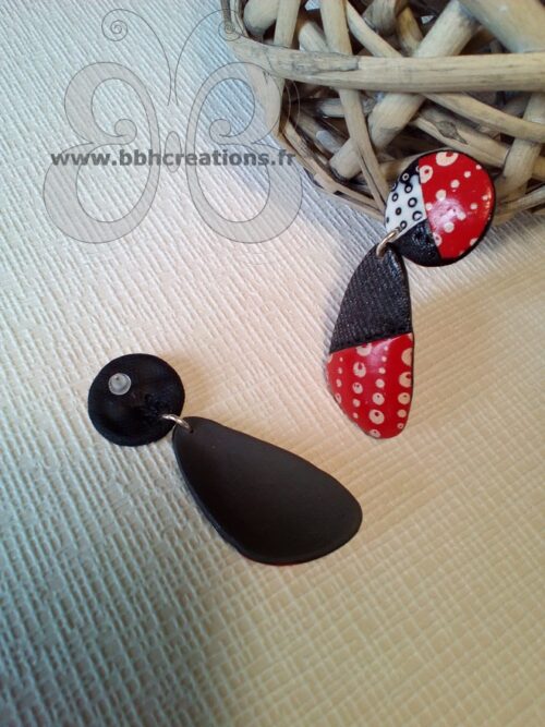 Boucles d'oreilles en polymère avec  effet jean's noir, rouge et blanc