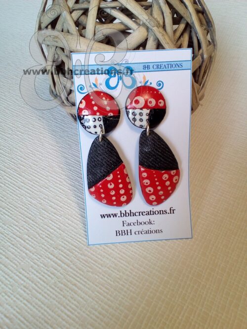 Boucles d'oreilles en polymère avec  effet jean's noir, rouge et blanc