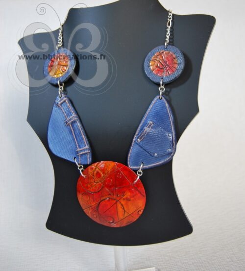 Collier polymère imitation jean's et médaillon rouge et orange
