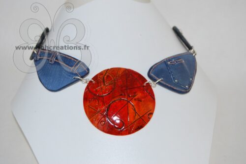 Collier polymère imitation jean's et médaillon rouge et orange