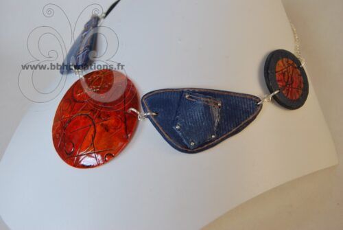 Collier polymère imitation jean's et médaillon rouge et orange