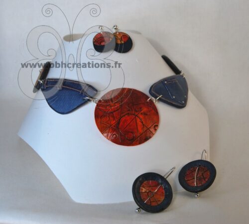 Collier polymère imitation jean's et médaillon rouge et orange
